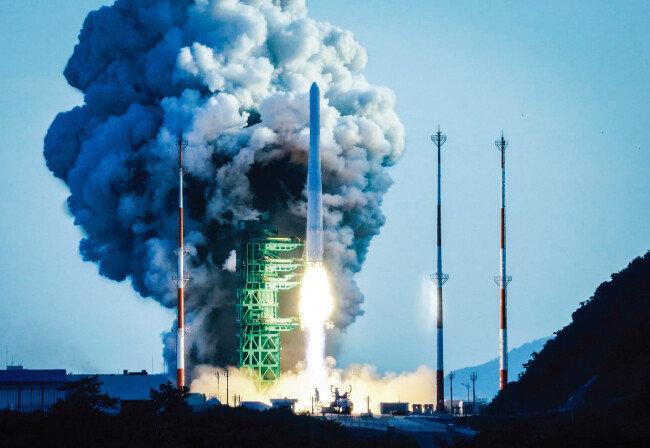 지난해 10월 21일 누리호가 전남 고흥군 나로우주센터 제2발사대에서 화염을 내뿜으며 날아오르고 있다. [뉴스1]