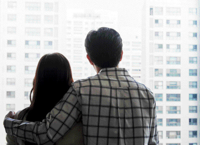신혼집을 마련하기로 했다면 부부가 매달 상환할 원리금이 얼마인지 계산한 뒤 장기 재무 설계 계획을 세워야 한다. [GETTYIMAGES]