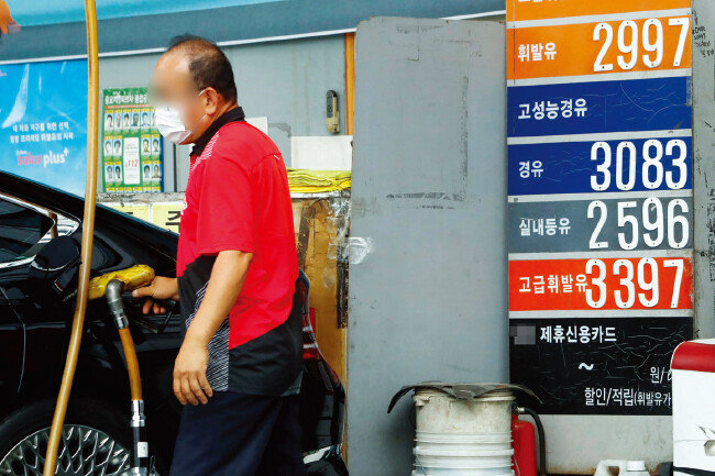 6월 16일 서울 시내 한 주유소. [뉴시스]