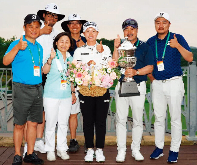 6월 19일 한국여자프로골프협회(KLPGA) 투어 메이저대회인 DB그룹 한국여자오픈에서 우승한 임희정 선수(가운데). [사진 제공 · 석교상사]