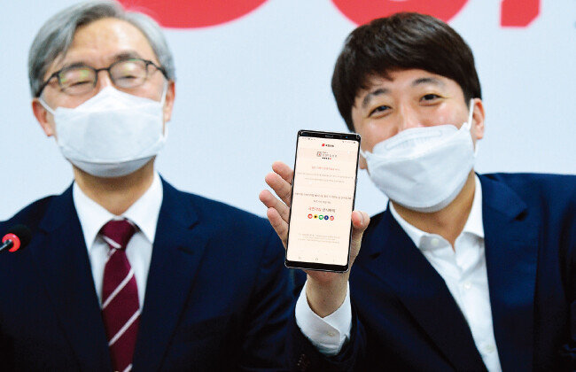 국민의힘 이준석 대표(오른쪽)가 지난해 7월 15일 서울 여의도 국민의힘 당사에서 최재형 전 감사원장의 국민의힘 입당을 축하하고 있다. [동아DB]