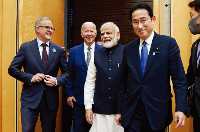 5월 24일 일본 도쿄 총리 관저에서 열린 쿼드 정상회의에 참석한 4개국 정상들. 왼쪽부터 앤서니 앨버니즈 호주 총리, 조 바이든 미국 대통령, 나렌드라 모디 인도 총리, 기시다 후미오 일본 총리. [뉴시스]