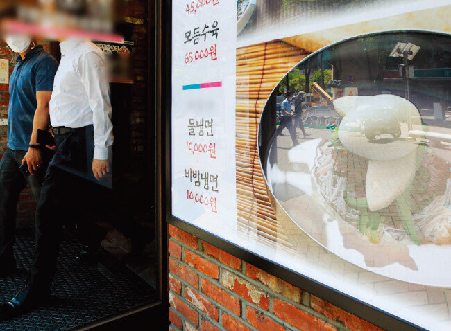 서민 음식으로 여겨지던 냉면 값도 크게 올라 한 그릇에 1만 원을 넘긴 지 오래다. [뉴시스]