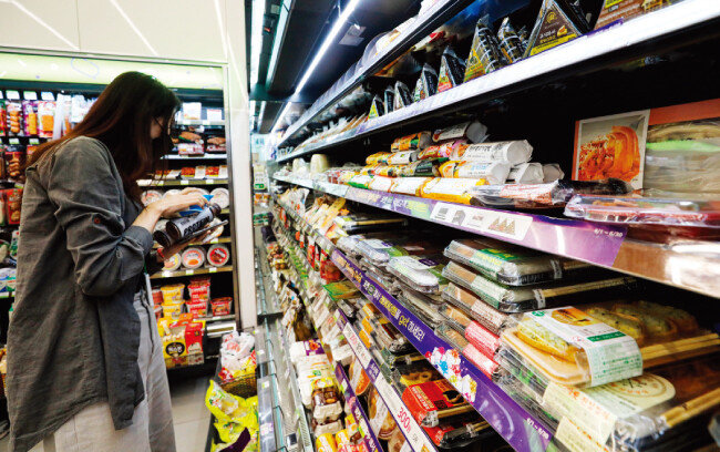 저렴한 편의점 도시락으로 한 끼를 때우는 직장인도 늘고 있다. [뉴시스]
