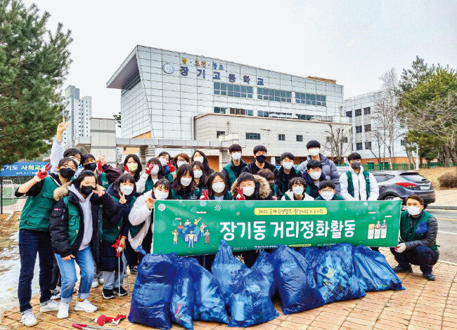 경기 김포시 장기동에서 학교 주변을 청소하며 방학을 보람 있게 보낸 하나님의 교회 학생들.[사진 제공 · 하나님의 교회]