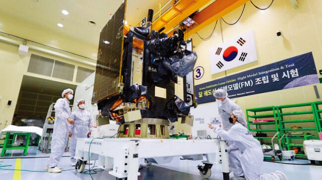 한국항공우주연구원 연구원들이 다누리호를 점검하고 있다.[사진 제공 · 한국항공우주연구원]
