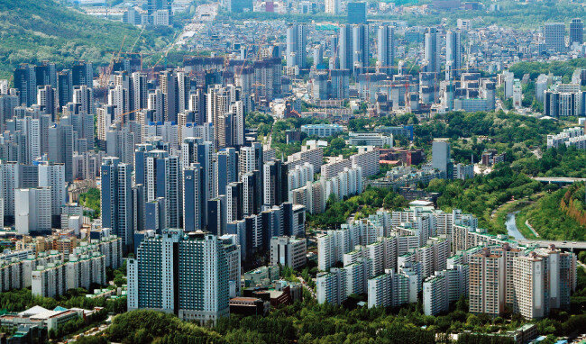 서울 송파구 롯데월드타워 서울스카이에서 바라본 강남구 아파트 단지 모습.[뉴스1]