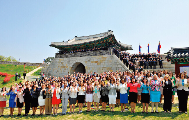 세계문화유산 수원화성 동문(창룡문) 관람 후 환하게 웃고 있는 
66차 해외성도방문단. [사진 제공 · 하나님의 교회]