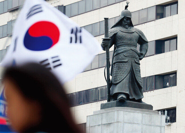 서울 종로구 광화문광장에 있는 충무공 이순신 동상.[뉴스1]