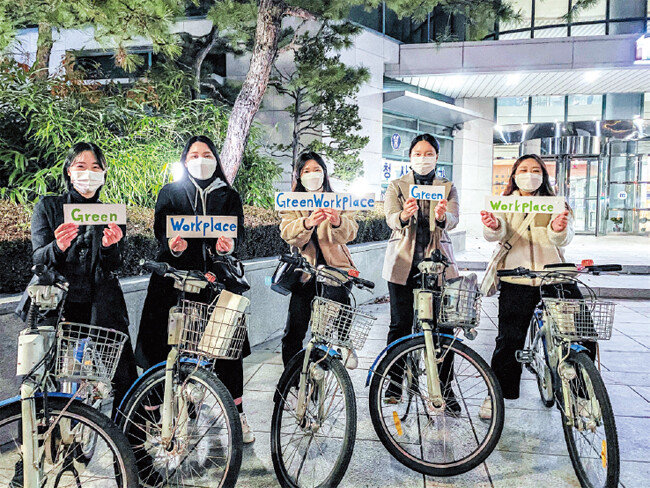 하나님의 교회 직장인청년봉사단 ASEZ WAO가 6월 기후변화에 대응하는 ‘Green Workplace(직장 내 친환경 활동)’ 프로젝트의 일환으로 ‘자전거 타기 챌린지’를 전개했다. [사진 제공 · 하나님의 교회]