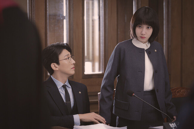 이상한 변호사 우영우’에서 우영우(박은빈, 오른쪽)와 그의 멘토 정명석(강기영) 변호사가 함께한 법정 재판 모습.[사진 제공‧ENA채널]