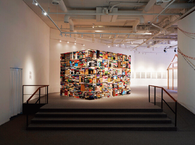 알프레도·이사벨 아퀼리잔은 택배 상자 140개로 만든 대형 설치 작품 ‘주소’를 통해 필리핀 이주 노동자의 고단한 삶을 은유적으로 표현했다. [사진 제공 · 포도뮤지엄]