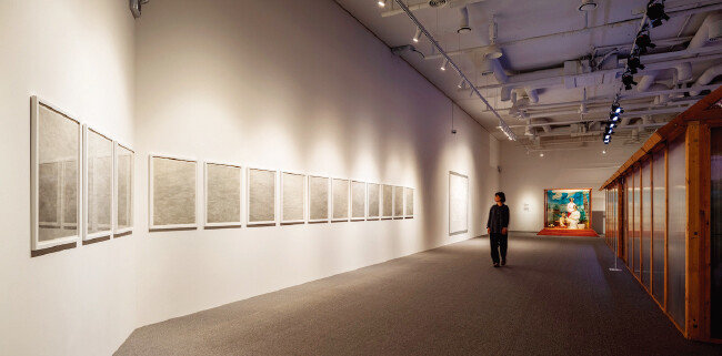 강동주는 제주의 항구·포구 44곳을 직접 찾아다니며 관찰한 땅의 모습을 먹지와 종이에 대칭적 이미지로 구현해 ‘땅을 딛고 바다를 지나’를 완성했다. [사진 제공 · 포도뮤지엄]