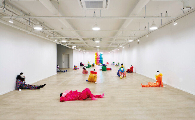 우고 론디노네의 작품 ‘고독한 단어들’은 제각기 다른 포즈로 깊은 휴식에 빠진 듯한 광대 27명의 모습을 통해 관객에게 묘한 애잔함을 전달한다. [사진 제공 · 포도뮤지엄]