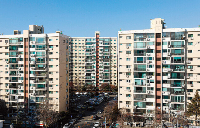 최근 매매가가 하락한 서울 강남구 압구정동 현대아파트. [뉴시스]
