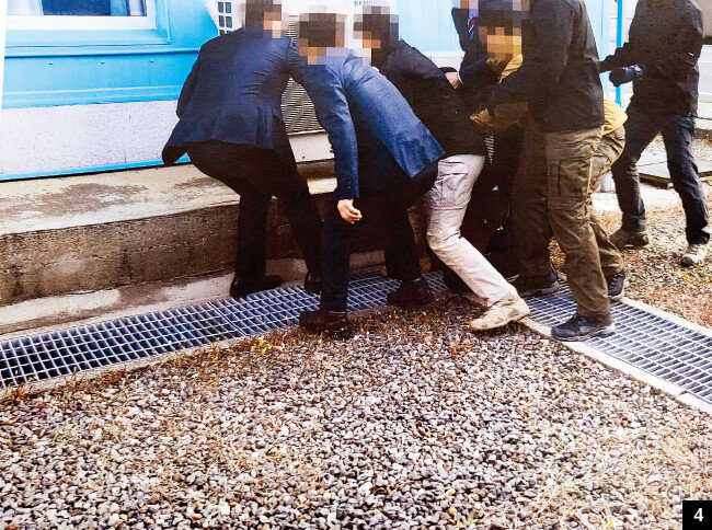 A 씨가 몸부림치다 건물 옆쪽으로 쓰러지자 남측 관계자들이 다가가 일으키고 있다. [사진 제공 · 통일부]