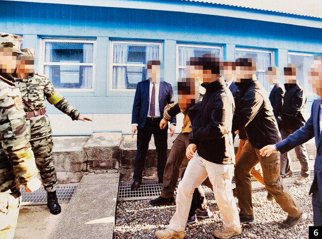 군사분계선에서 북측에 인계되기 직전에도 A 씨의 양팔은 자유롭지 못한 상태다. [사진 제공 · 통일부]