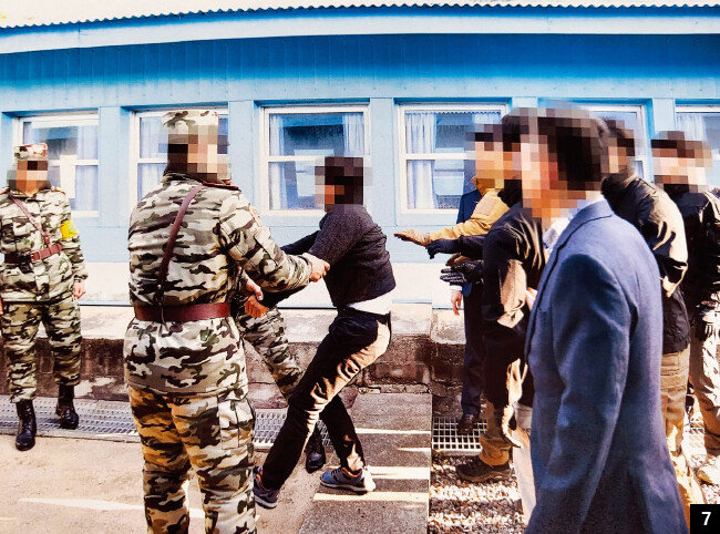 A 씨는 마지막까지 북한으로 넘어가기를 거부하며 버텨보려 했지만 북한군에 끌려 군사분계선을 넘었다. [사진 제공 · 통일부]