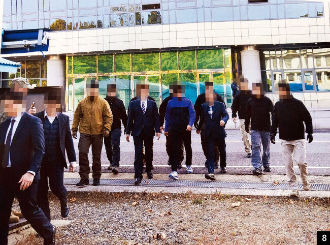 뒤이어 북측에 인계된 다른 어민 B 씨는 모든 것을 체념한 듯한 모습으로 군사분계선으로 향한다. [사진 제공 · 통일부]