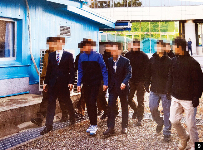 뒤이어 북측에 인계된 다른 어민 B 씨는 모든 것을 체념한 듯한 모습으로 군사분계선으로 향한다. [사진 제공 · 통일부]