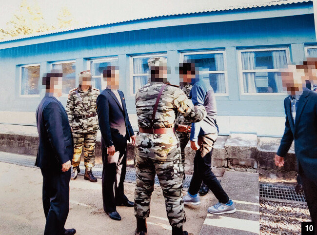 앞서 A 씨와 달리 B 씨는 별다른 저항 없이 군사분계선을 넘어 북측에 인계됐다. [사진 제공 · 통일부]
