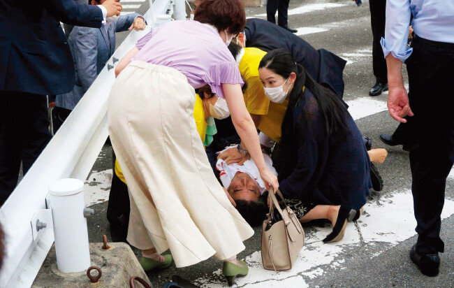 아베 신조 전 일본 총리(가운데)가 7월 8일 가두 유세 도중 총을 맞고 사망했다. [뉴시스]