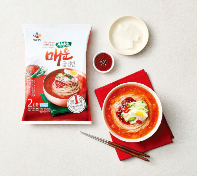 취향에 맞게 매운맛을 조절해 즐길 수 있는 CJ제일제당의 ‘청양초 매운 물냉면’. [사진 제공 · CJ제일제당]