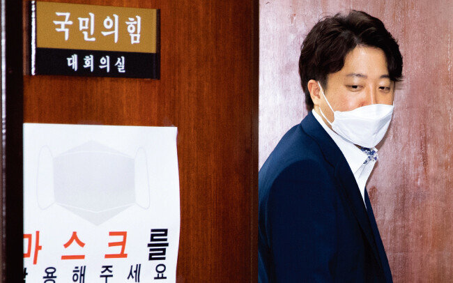 국민의힘 이준석 대표가 7월 8일 서울 여의도 국회에서 열린 성상납 증거인멸 교사 의혹에 대한 당 중앙윤리위원회 회의에 참석한 후 문을 나서고 있다. [동아DB]