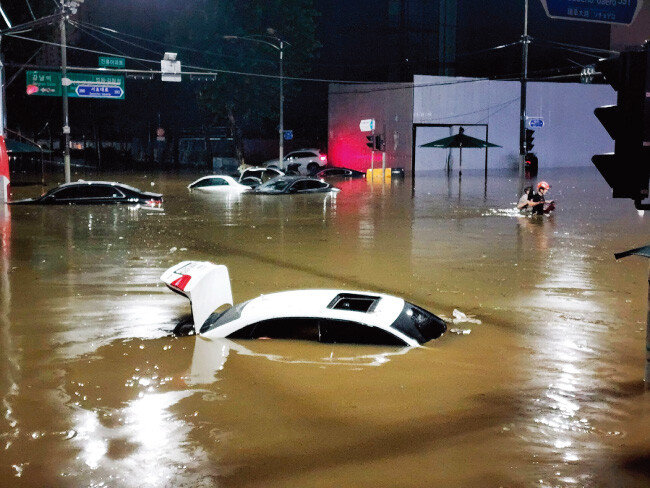 8월 8일 오후 서울 강남역 인근 진흥아파트 앞 도로 모습. 기록적인 집중호우로 차량들이 침수됐다. [동아DB]