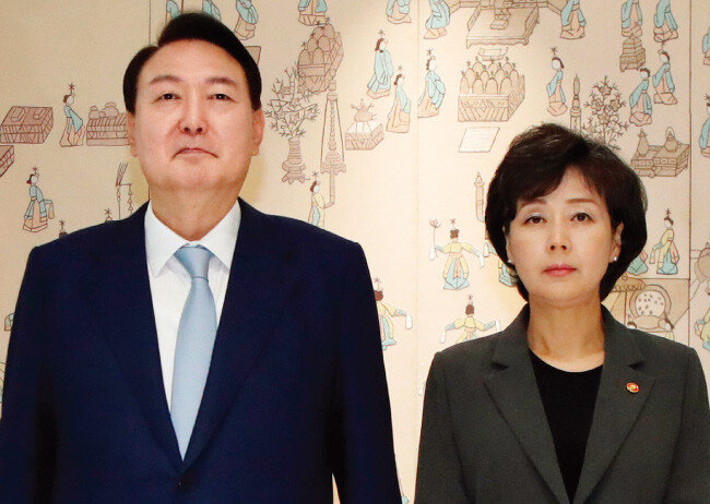 윤석열 대통령(왼쪽)이 7월 5일 서울 용산 대통령실에서 박순애 사회부총리 겸 교육부 장관에게 임명장을 수여한 뒤 기념촬영을 하고 있다. [뉴스1]