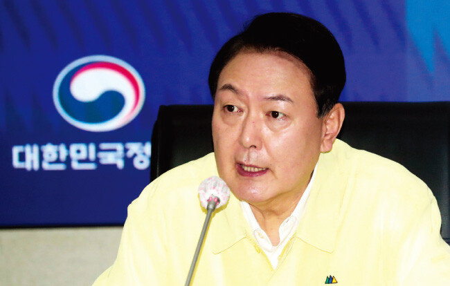 윤석열 대통령이 8월 10일 서울 종로구 정부서울청사에서 집중호우 대처 상황 점검 회의를 주재하고 있다. [뉴스1]