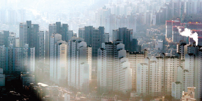 5060세대 액티브 시니어의 부동산 매수세가 서울 종로구, 동작구처럼 상급종합병원이 위치한 지역에 집중되고 있다. 사진은 서울 동작구 일대 아파트 단지. [뉴스1]