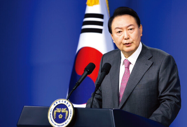 윤석열 대통령이 8월 17일 서울 용산 대통령실 청사 브리핑룸에서 가진 취임 100일 기자회견에서 기자의 질문에 답하고 있다. [동아DB]