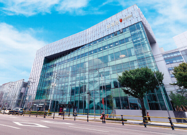 8월 초 문을 연 고려대학교구로병원 미래관 전경. 기존 본관과 신관에 있던 진료과 중 외래환자 비중이 큰 10개 진료과가 미래관으로 이전했다. [사진 제공 · 고려대학교구로병원]