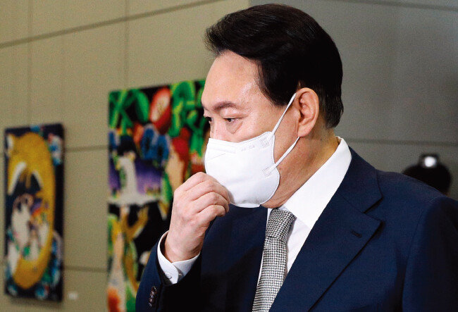 윤석열 대통령이 8월 23일 서울 용산 대통령실로 출근하면서 기자들과 질의응답을 하고 있다. [뉴스1]