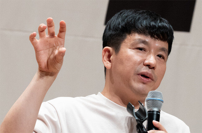 이지성(본명 고요셉) 작가가 8월 25일 충남 천안시 한 연수원에서 열린 국민의힘 연찬회에서 강연하고 있다. [뉴스1]