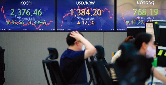 9월 7일 코스피가 전거래일보다 33.56포인트 하락한 2376.46을 나타내고 있다. [동아DB]