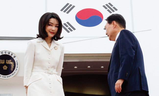 윤석열 대통령(오른쪽)과 김건희 여사가 6월 27일 경기 성남시 서울공항에서 북대서양조약기구 (NATO·나토) 정상회의 참석차 출국하기 위해 공군 1호기에 탑승하고 있다. [동아DB]