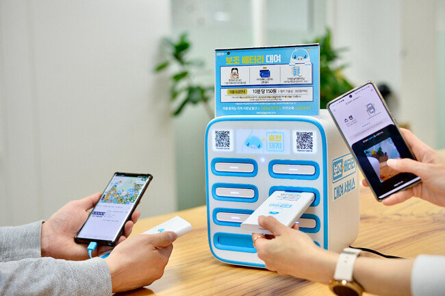  보조배터리를 손쉽게 빌려 쓰고 전국 어디서나 반납할 수 있는 ‘충전돼지’. {㈜백퍼센트]