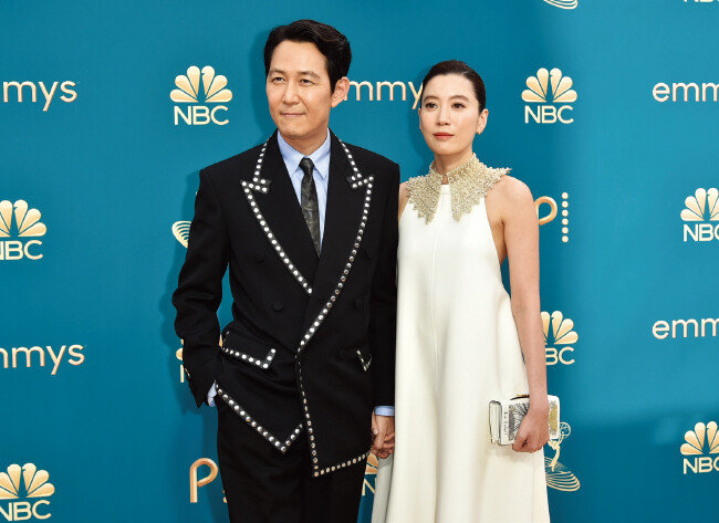 9월 12일(현지 시간) 미국 로스앤젤레스 마이크로소프트 극장에서 열린 제74회 에미상 시상식에 동반 참석한 이정재(왼쪽)와 임세령 대상 부회장. [뉴시스]
