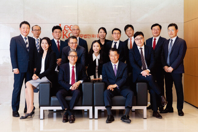 법무법인 광장 금융규제팀 김동은 대표변호사, 진웅섭 고문(앞줄 왼쪽부터). 이한경 변호사, 하은수 고문, 김도희·유형민 변호사(가운뎃줄 왼쪽부터). 류승원 회계사, 김상대 고문, 정규종·김학태 전문위원, 김다정·강현구·최승훈 변호사, 조영제 고문, 김성균 수석전문위원(마지막 줄 왼쪽부터).