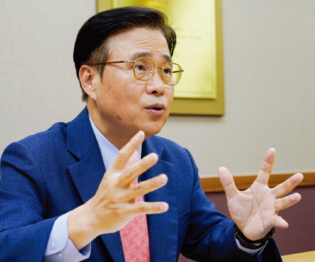 이석환 변호사는 “최근 국가기관의 국민 권리구제 시스템 기능이 저하된 것 같아 안타깝다”며 “큰돈이 오가는 시장에서 적절한 감독과 수사가 이뤄지지 않으면 범죄는 일어나기 마련”이라고 지적했다. [홍태식]