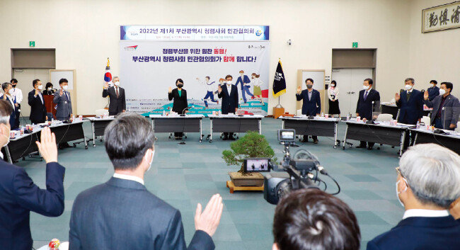 4월 부산시청에서 열린 ‘제1차 부산시 청렴사회 민관협의회’ 청렴서약식에서 박형준 부산시장(가운데)과 위원들이 서약서 낭독에 맞춰 선서를 하고 있다. [사진 제공 · 국민권익위원회]