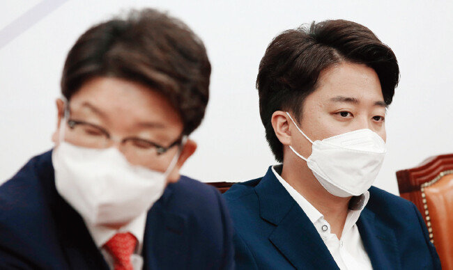 국민의힘 이준석 당시 대표(오른쪽)가 7월 4일 권성동 당시 원내대표와 서울 여의도 국회에서 열린 최고위원회의에 참석했다. [동아DB]