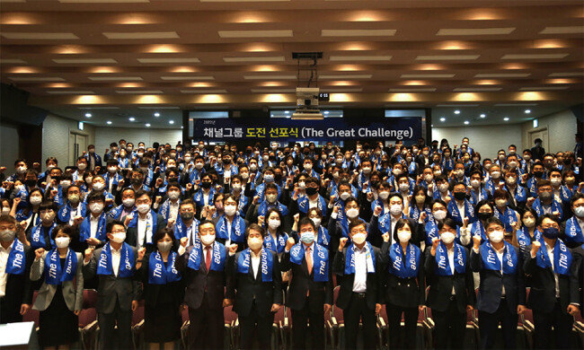 8월 25일 신한투자증권 전국 리테일·자산관리(WM) 채널그룹의 지점장 및 대표 PB들이 모여 ‘채널그룹 도전 선포식’을 열었다. [사진 제공 · 신한투자증권]