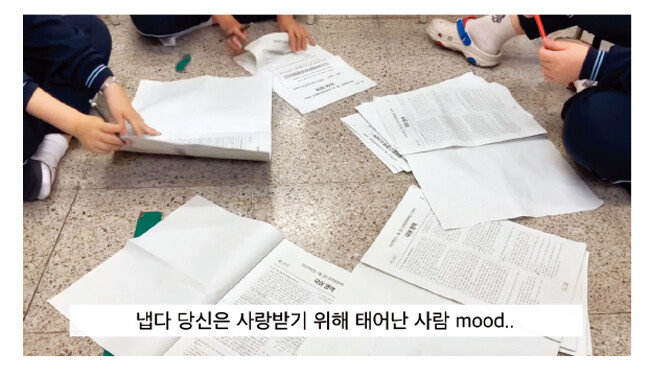 고등학생들이 모여 모의고사를 채점하는 브이로그. [유튜브 일구 캡처]