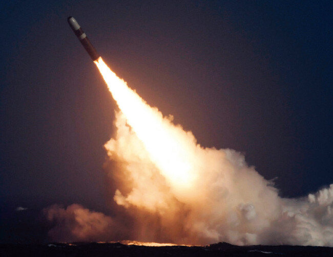 미국 해군 소속 오하이오급 전략 핵잠수함이 잠수함발사탄도미사일(SLBM) 트라이던트Ⅱ를 시험발사하고 있다. [미국 해군]