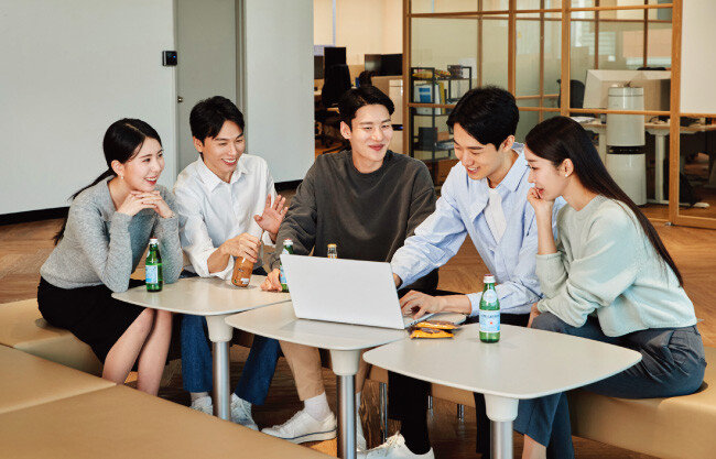 핀테크 전문기업 두나무는 ‘일자리 1만 개 창출 프로젝트’로 청년에게 신규 일자리를 제공할 계획이다.[사진 제공 · 두나무]