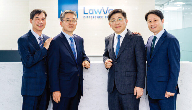 법무법인 로백스 김후곤, 김기동, 이동열 대표변호사와 이선혁 변호사(오른쪽부터). [홍태식]