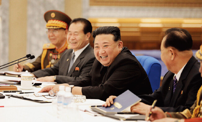 김정은 북한 국무위원장(오른쪽에서 두번째) 주재로 6월 22일 조선노동당 중앙군사위원회 제8기 제3차 확대회의가 열렸다. [뉴시스]